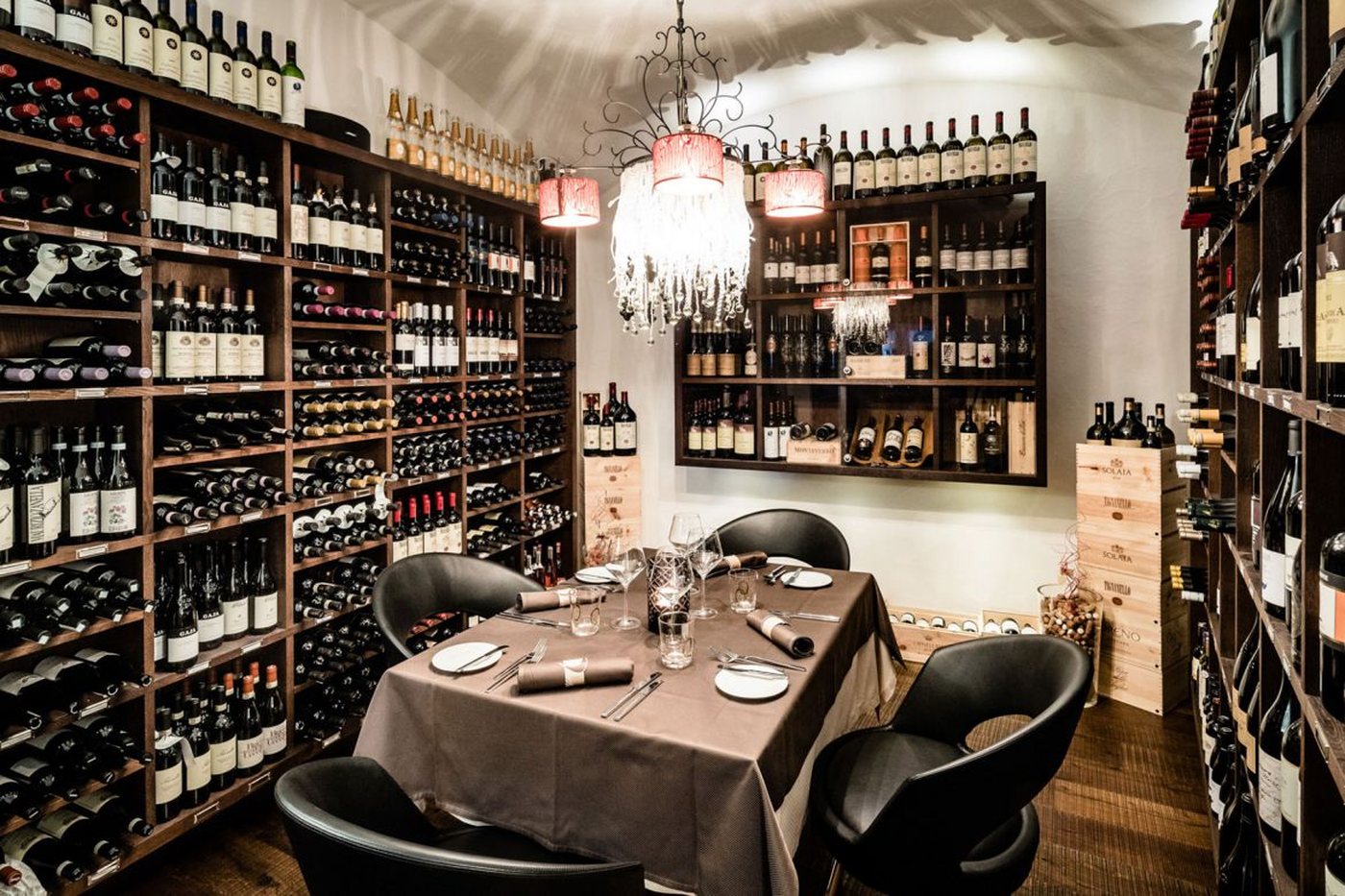 Langbord i vinkjelleren hos Restaurant Nives