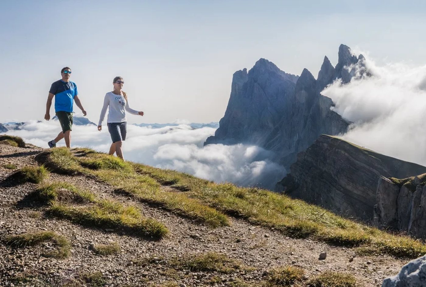 Turgåere på fjellrygg i Val Gardena