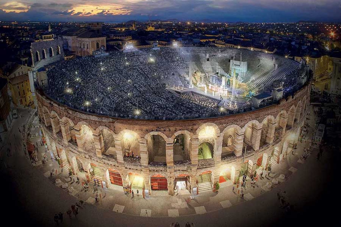 Arena di Verona fylt av publikum og lys en sommerkveld