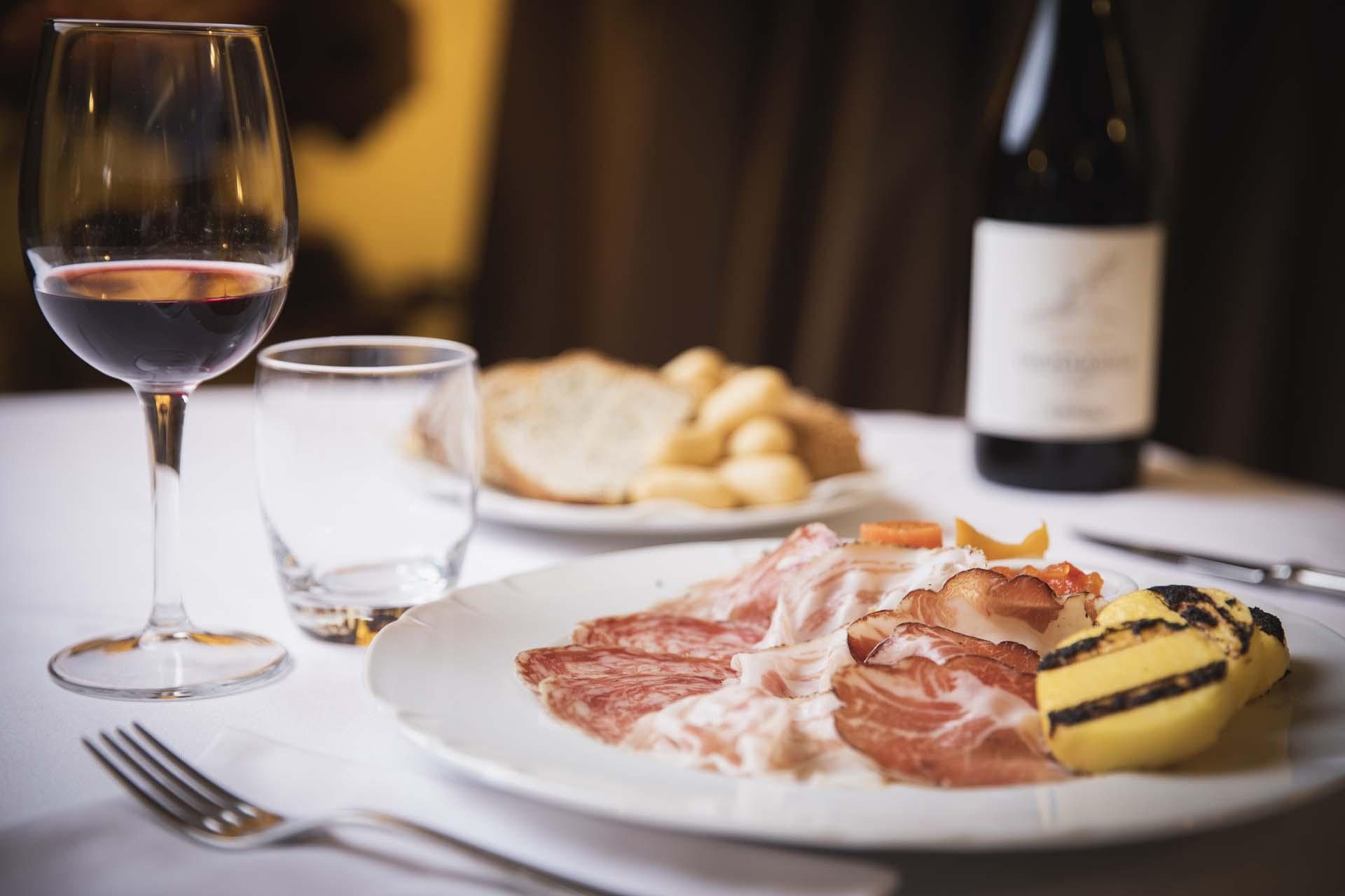Dekket bord med vin og italiensk mat